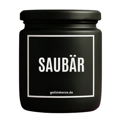 Duftkerze mit Spruch von geilstekerze ist der neue Geschenketrend. Diese witzige Kerze Vegane Bio-Kerze mit Spruch – SAUBÄR brennt mega lange sagenhafte 80 Stunde, hochwertige ätherische Öle schaffen beste Duftverteilung. Mit 1400 lustigen Sprüchen perfekt zum Verschenken. Handgemacht in Deutschland von geilstekerze.de -Die beste Duftkerze die du kaufen kannst.