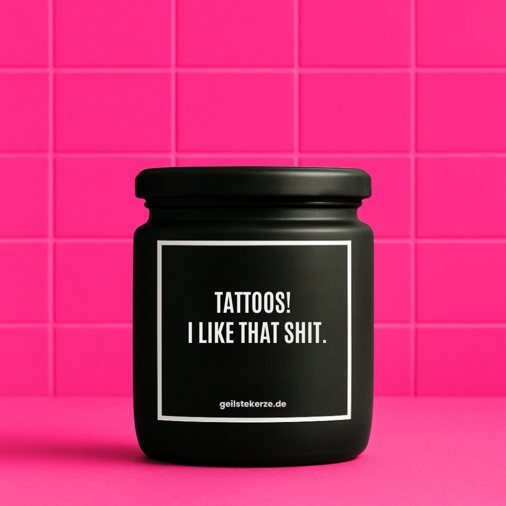 Erste von künstlicher Intelligenz kreierte Vegane Bio-Kerze mit Spruch – TATTOOS! I LIKE THAT SHIT. Mega lange Brenndauer von 80 Stunde, hochwertige ätherische Öle schaffen beste Duftverteilung. Mit 1400 lustigen Sprüchen perfekt zum Verschenken. Handgemacht in Deutschland von geilstekerze.de -Die beste Duftkerze die du kaufen kannst.