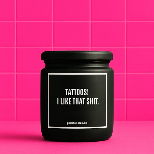 Erste von künstlicher Intelligenz kreierte Vegane Bio-Kerze mit Spruch – TATTOOS! I LIKE THAT SHIT. Mega lange Brenndauer von 80 Stunde, hochwertige ätherische Öle schaffen beste Duftverteilung. Mit 1400 lustigen Sprüchen perfekt zum Verschenken. Handgemacht in Deutschland von geilstekerze.de -Die beste Duftkerze die du kaufen kannst.