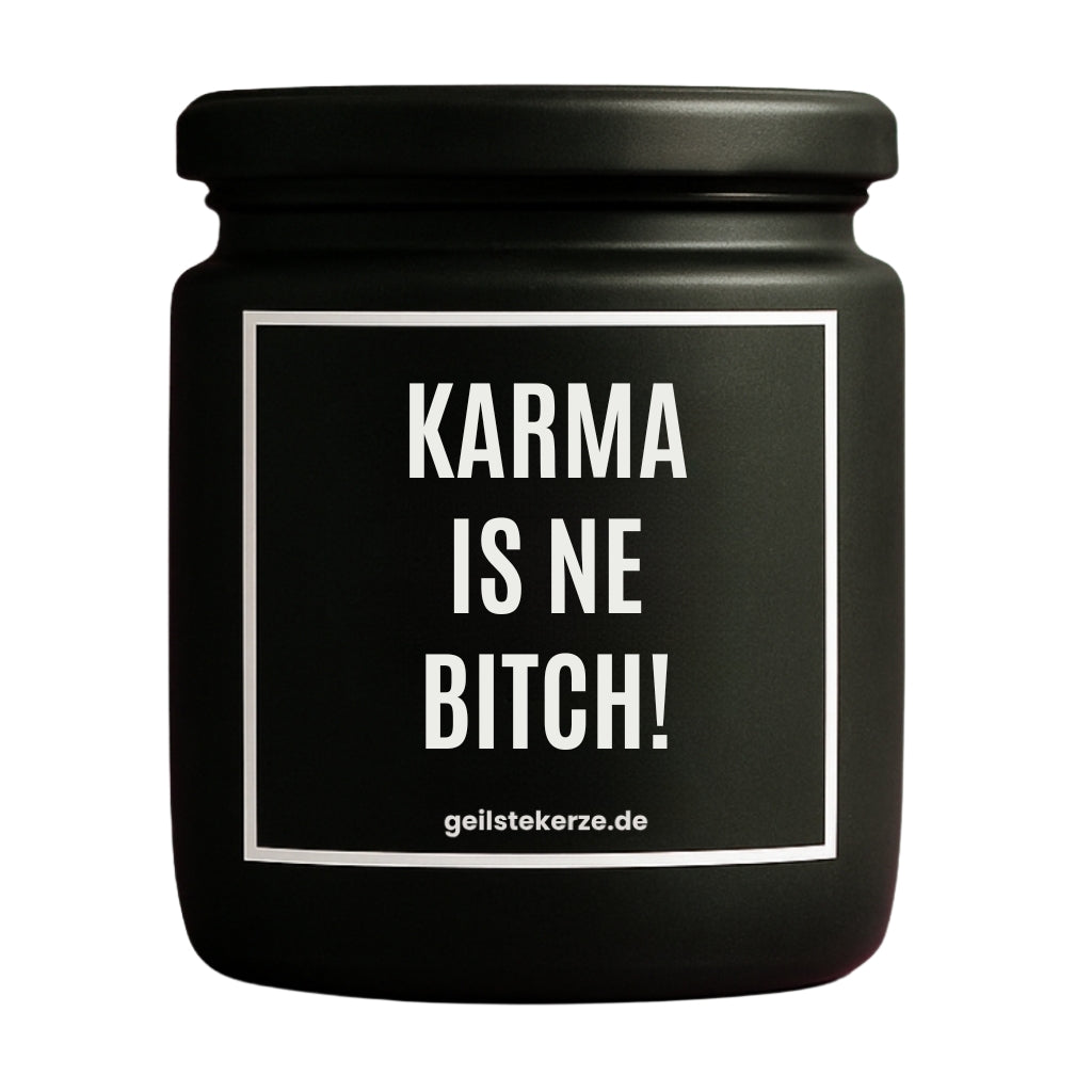 Erste von künstlicher Intelligenz kreierte Vegane Bio-Kerze mit Spruch – KARMA IS NE BITCH! Mega lange Brenndauer von 80 Stunde, hochwertige ätherische Öle schaffen beste Duftverteilung. Mit 1400 lustigen Sprüchen perfekt zum Verschenken. Handgemacht in Deutschland von geilstekerze.de -Die beste Duftkerze die du kaufen kannst.