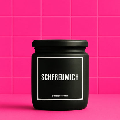 Erste von künstlicher Intelligenz kreierte Vegane Bio-Kerze mit Spruch - SCHFREUMICH Mega lange Brenndauer von 80 Stunde, hochwertige ätherische Öle schaffen beste Duftverteilung. Mit 1400 lustigen Sprüchen perfekt zum Verschenken. Handgemacht in Deutschland von geilstekerze.de -Die beste Duftkerze die du kaufen kannst.