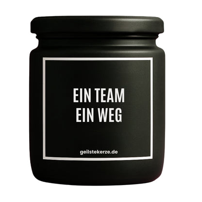 Erste von künstlicher Intelligenz kreierte Vegane Bio-Kerze mit Spruch – EIN TEAM EIN WEG Mega lange Brenndauer von 80 Stunde, hochwertige ätherische Öle schaffen beste Duftverteilung. Mit 1400 lustigen Sprüchen perfekt zum Verschenken. Handgemacht in Deutschland von geilstekerze.de -Die beste Duftkerze die du kaufen kannst.
