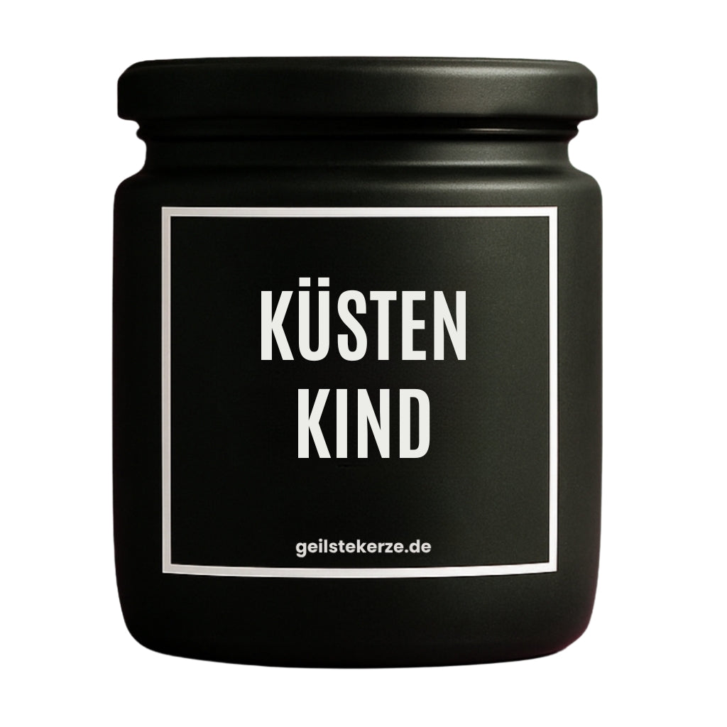 Erste von künstlicher Intelligenz kreierte Vegane Bio-Kerze mit Spruch – KÜSTENKIND Mega lange Brenndauer von 80 Stunde, hochwertige ätherische Öle schaffen beste Duftverteilung. Mit 1400 lustigen Sprüchen perfekt zum Verschenken. Handgemacht in Deutschland von geilstekerze.de -Die beste Duftkerze die du kaufen kannst.