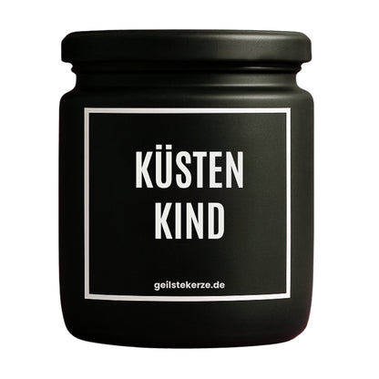 Erste von künstlicher Intelligenz kreierte Vegane Bio-Kerze mit Spruch – KÜSTENKIND Mega lange Brenndauer von 80 Stunde, hochwertige ätherische Öle schaffen beste Duftverteilung. Mit 1400 lustigen Sprüchen perfekt zum Verschenken. Handgemacht in Deutschland von geilstekerze.de -Die beste Duftkerze die du kaufen kannst.