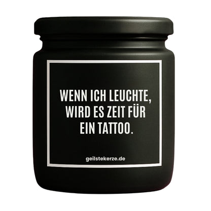 Erste von künstlicher Intelligenz kreierte Vegane Bio-Kerze mit Spruch – WENN ICH LEUCHTE, WIRD ES ZEIT FÜR EIN TATTOO. Mega lange Brenndauer von 80 Stunde, hochwertige ätherische Öle schaffen beste Duftverteilung. Mit 1400 lustigen Sprüchen perfekt zum Verschenken. Handgemacht in Deutschland von geilstekerze.de -Die beste Duftkerze die du kaufen kannst.