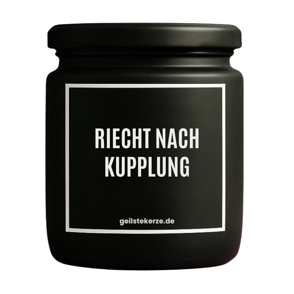 Erste von künstlicher Intelligenz kreierte Vegane Bio-Kerze mit Spruch – RIECHT NACH KUPPLUNG Mega lange Brenndauer von 80 Stunde, hochwertige ätherische Öle schaffen beste Duftverteilung. Mit 1400 lustigen Sprüchen perfekt zum Verschenken. Handgemacht in Deutschland von geilstekerze.de -Die beste Duftkerze die du kaufen kannst.