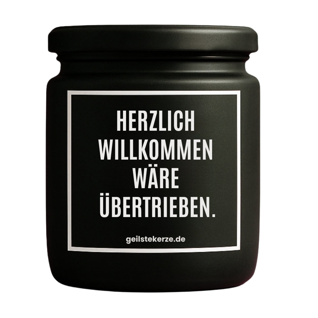Erste von künstlicher Intelligenz kreierte Vegane Bio-Kerze mit Spruch – HERZLICH WILLKOMMEN WÄRE ÜBERTRIEBEN Mega lange Brenndauer von 80 Stunde, hochwertige ätherische Öle schaffen beste Duftverteilung. Mit 1400 lustigen Sprüchen perfekt zum Verschenken. Handgemacht in Deutschland von geilstekerze.de -Die beste Duftkerze die du kaufen kannst.