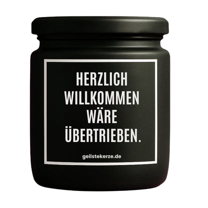 Erste von künstlicher Intelligenz kreierte Vegane Bio-Kerze mit Spruch – HERZLICH WILLKOMMEN WÄRE ÜBERTRIEBEN Mega lange Brenndauer von 80 Stunde, hochwertige ätherische Öle schaffen beste Duftverteilung. Mit 1400 lustigen Sprüchen perfekt zum Verschenken. Handgemacht in Deutschland von geilstekerze.de -Die beste Duftkerze die du kaufen kannst.