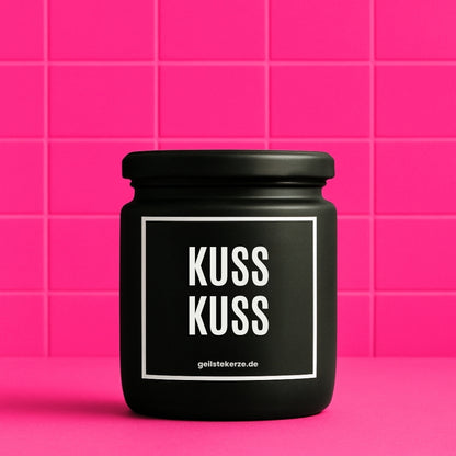 Erste von künstlicher Intelligenz kreierte Vegane Bio-Kerze mit Spruch – KUSS KUSS Mega lange Brenndauer von 80 Stunde, hochwertige ätherische Öle schaffen beste Duftverteilung. Mit 1400 lustigen Sprüchen perfekt zum Verschenken. Handgemacht in Deutschland von geilstekerze.de -Die beste Duftkerze die du kaufen kannst.