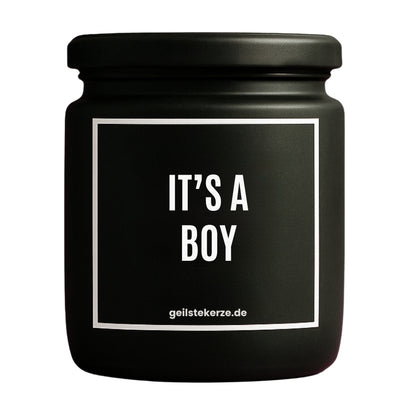 Erste von künstlicher Intelligenz kreierte Vegane Bio-Kerze mit Spruch – IT’S A BOY Mega lange Brenndauer von 80 Stunde, hochwertige ätherische Öle schaffen beste Duftverteilung. Mit 1400 lustigen Sprüchen perfekt zum Verschenken. Handgemacht in Deutschland von geilstekerze.de -Die beste Duftkerze die du kaufen kannst.