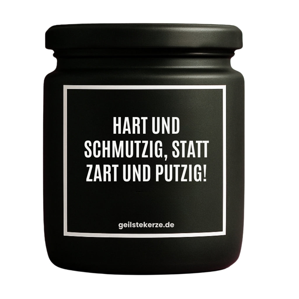 Duftkerze mit Spruch von geilstekerze ist der neue Geschenketrend. Diese witzige Kerze Vegane Bio-Kerze mit Spruch – HART UND SCHMUTZIG, STATT ZART UND PUTZIG! brennt mega lange sagenhafte 80 Stunde, hochwertige ätherische Öle schaffen beste Duftverteilung. Mit 1400 lustigen Sprüchen perfekt zum Verschenken. Handgemacht in Deutschland von geilstekerze.de -Die beste Duftkerze die du kaufen kannst.