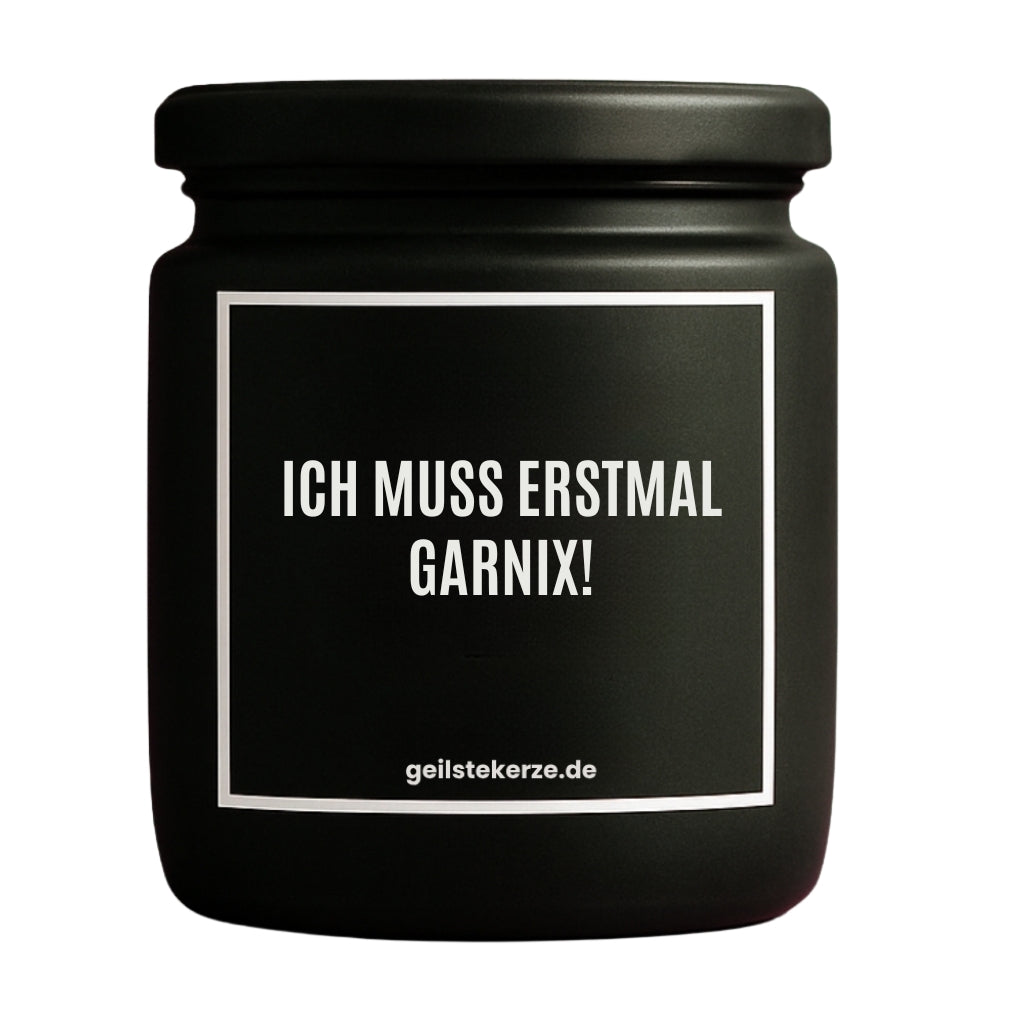 Erste von künstlicher Intelligenz kreierte Vegane Bio-Kerze mit Spruch – ICH MUSS ERSTMAL GARNIX! Mega lange Brenndauer von 80 Stunde, hochwertige ätherische Öle schaffen beste Duftverteilung. Mit 1400 lustigen Sprüchen perfekt zum Verschenken. Handgemacht in Deutschland von geilstekerze.de -Die beste Duftkerze die du kaufen kannst.