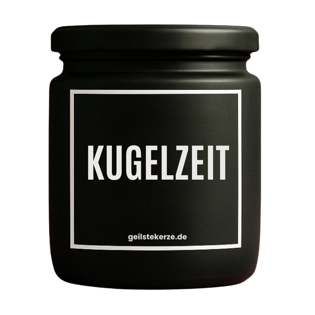 Erste von künstlicher Intelligenz kreierte Vegane Bio-Kerze mit Spruch – KUGELZEIT Mega lange Brenndauer von 80 Stunde, hochwertige ätherische Öle schaffen beste Duftverteilung. Mit 1400 lustigen Sprüchen perfekt zum Verschenken. Handgemacht in Deutschland von geilstekerze.de -Die beste Duftkerze die du kaufen kannst.