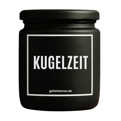 Erste von künstlicher Intelligenz kreierte Vegane Bio-Kerze mit Spruch – KUGELZEIT Mega lange Brenndauer von 80 Stunde, hochwertige ätherische Öle schaffen beste Duftverteilung. Mit 1400 lustigen Sprüchen perfekt zum Verschenken. Handgemacht in Deutschland von geilstekerze.de -Die beste Duftkerze die du kaufen kannst.