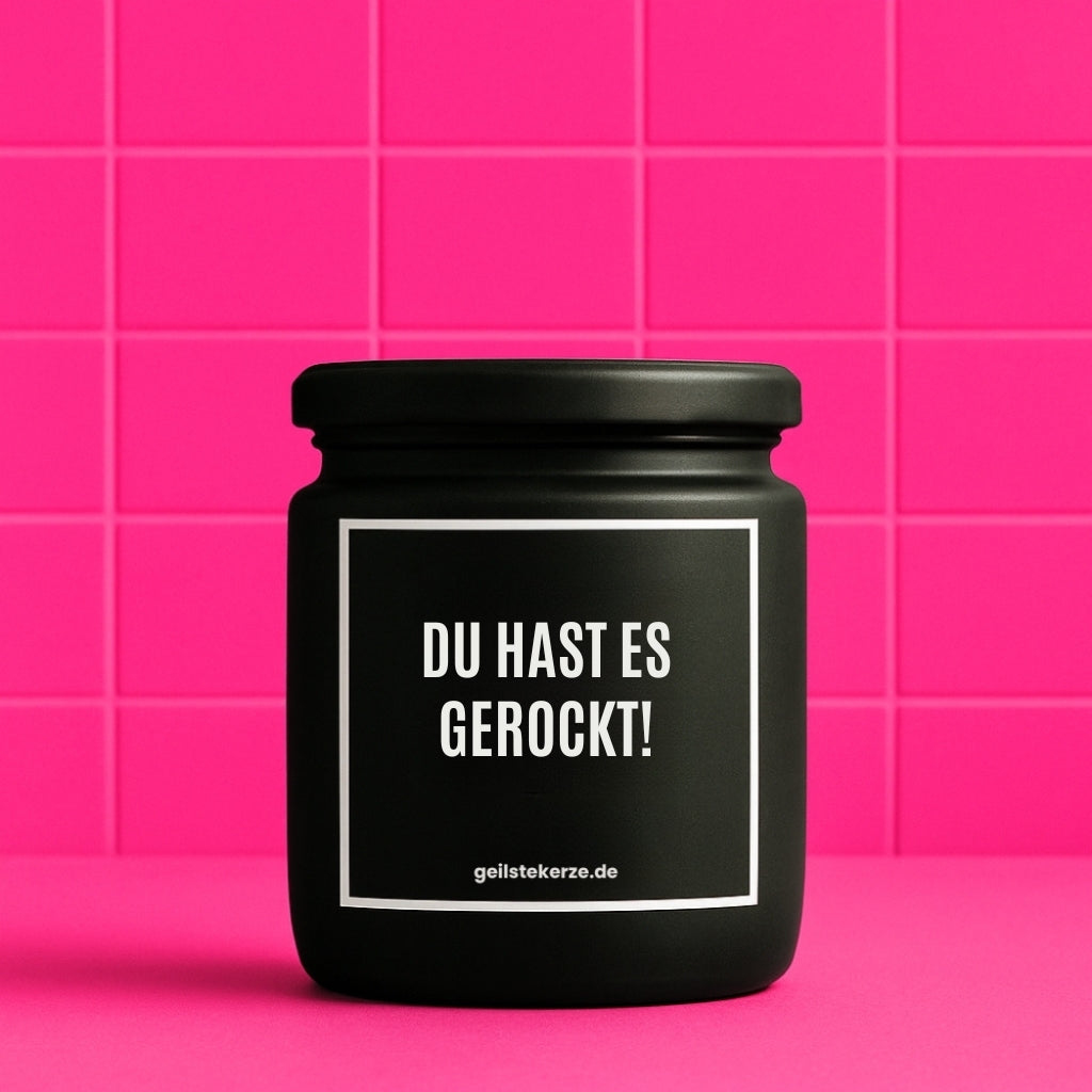 Erste von künstlicher Intelligenz kreierte Vegane Bio-Kerze mit Spruch – DU HAST ES GEROCKT! Mega lange Brenndauer von 80 Stunde, hochwertige ätherische Öle schaffen beste Duftverteilung. Mit 1400 lustigen Sprüchen perfekt zum Verschenken. Handgemacht in Deutschland von geilstekerze.de -Die beste Duftkerze die du kaufen kannst.