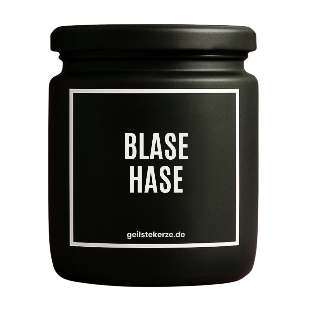 Duftkerze mit Spruch von geilstekerze ist der neue Geschenketrend. Diese witzige Kerze Vegane Bio-Kerze mit Spruch – BLASEHASE brennt mega lange sagenhafte 80 Stunde, hochwertige ätherische Öle schaffen beste Duftverteilung. Mit 1400 lustigen Sprüchen perfekt zum Verschenken. Handgemacht in Deutschland von geilstekerze.de -Die beste Duftkerze die du kaufen kannst.