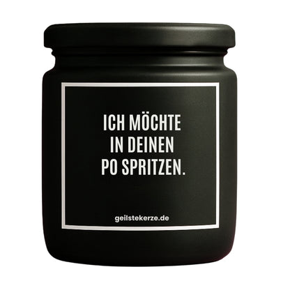 Erste von künstlicher Intelligenz kreierte Vegane Bio-Kerze mit Spruch – ICH MÖCHTE IN DEINEN PO SPRITZEN. Mega lange Brenndauer von 80 Stunde, hochwertige ätherische Öle schaffen beste Duftverteilung. Mit 1400 lustigen Sprüchen perfekt zum Verschenken. Handgemacht in Deutschland von geilstekerze.de -Die beste Duftkerze die du kaufen kannst.