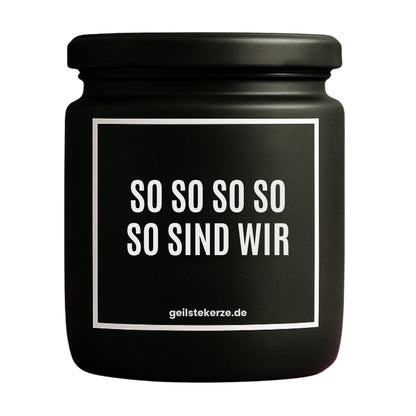 Erste von künstlicher Intelligenz kreierte Vegane Bio-Kerze mit Spruch – BO! SO SO SO SO SO SIND WIR Mega lange Brenndauer von 80 Stunde, hochwertige ätherische Öle schaffen beste Duftverteilung. Mit 1400 lustigen Sprüchen perfekt zum Verschenken. Handgemacht in Deutschland von geilstekerze.de -Die beste Duftkerze die du kaufen kannst.