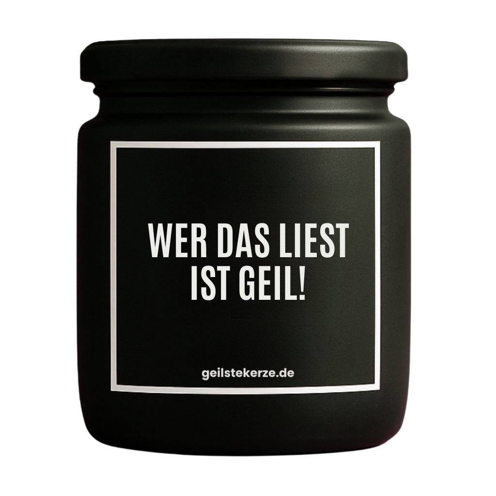 Duftkerze mit Spruch von geilstekerze ist der neue Geschenketrend. Diese witzige Kerze Vegane Bio-Kerze mit Spruch – WER DAS LIEST IST GEIL! brennt mega lange sagenhafte 80 Stunde, hochwertige ätherische Öle schaffen beste Duftverteilung. Mit 1400 lustigen Sprüchen perfekt zum Verschenken. Handgemacht in Deutschland von geilstekerze.de -Die beste Duftkerze die du kaufen kannst.