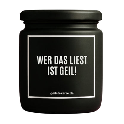 Duftkerze mit Spruch von geilstekerze ist der neue Geschenketrend. Diese witzige Kerze Vegane Bio-Kerze mit Spruch – WER DAS LIEST IST GEIL! brennt mega lange sagenhafte 80 Stunde, hochwertige ätherische Öle schaffen beste Duftverteilung. Mit 1400 lustigen Sprüchen perfekt zum Verschenken. Handgemacht in Deutschland von geilstekerze.de -Die beste Duftkerze die du kaufen kannst.