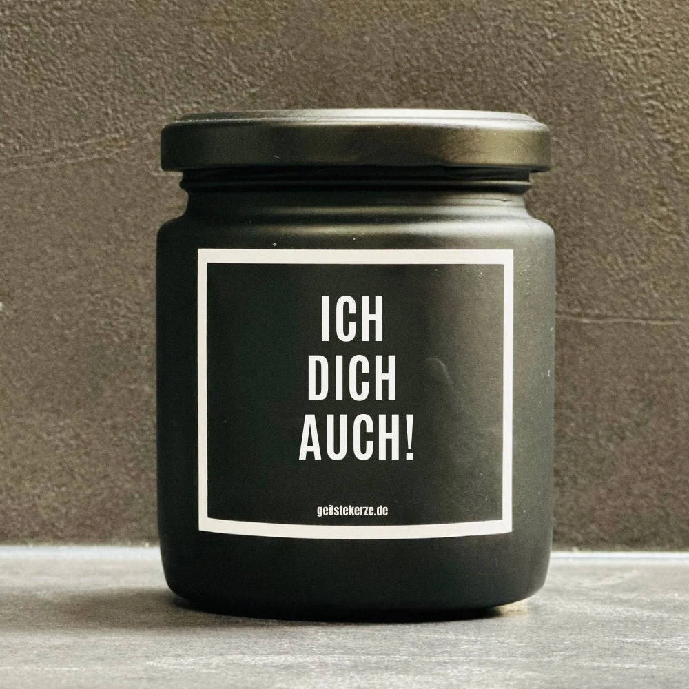 Erste von künstlicher Intelligenz kreierte Vegane Bio-Kerze mit Spruch – ICH DICH AUCH Mega lange Brenndauer von 80 Stunde, hochwertige ätherische Öle schaffen beste Duftverteilung. Mit 1400 lustigen Sprüchen perfekt zum Verschenken. Handgemacht in Deutschland von geilstekerze.de -Die beste Duftkerze die du kaufen kannst.