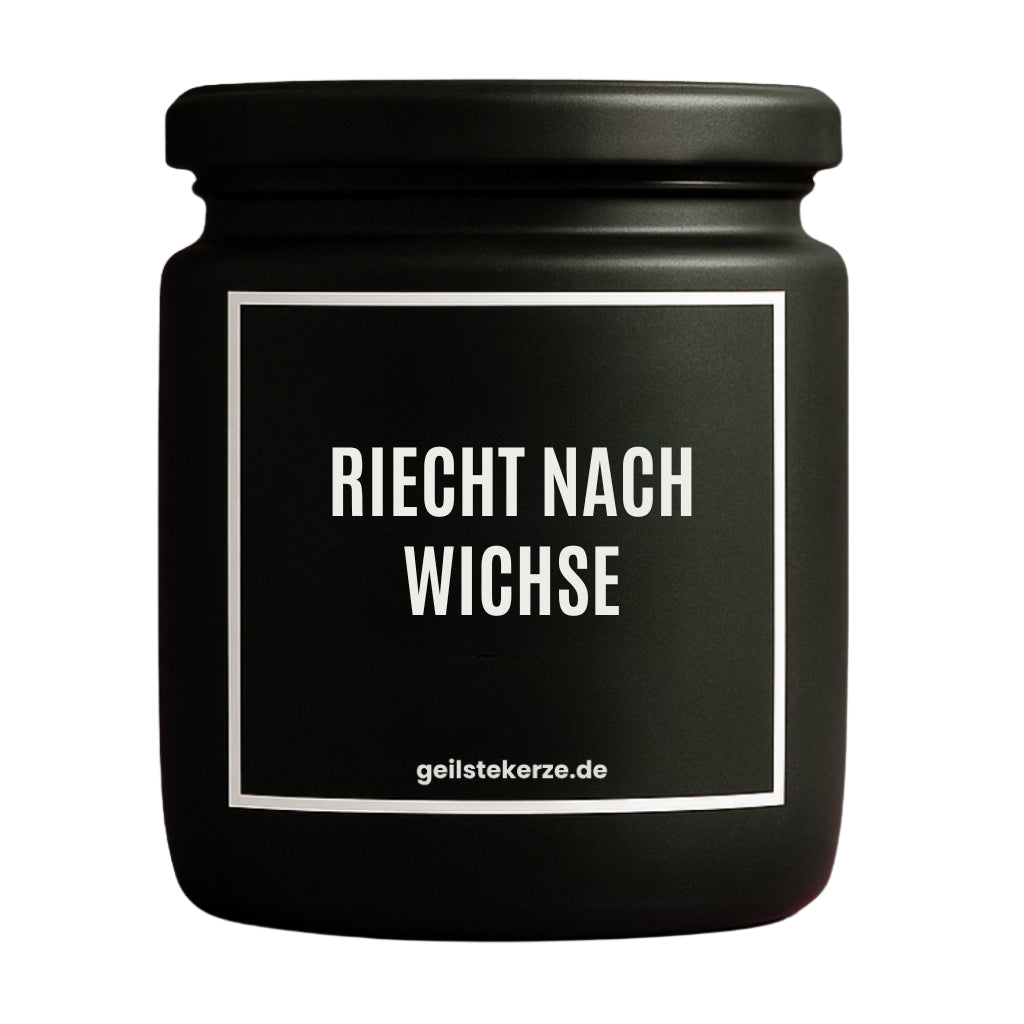 Duftkerze mit Spruch von geilstekerze ist der neue Geschenketrend. Diese witzige Kerze Vegane Bio-Kerze mit Spruch – RIECHT NACH WICHSE brennt mega lange sagenhafte 80 Stunde, hochwertige ätherische Öle schaffen beste Duftverteilung. Mit 1400 lustigen Sprüchen perfekt zum Verschenken. Handgemacht in Deutschland von geilstekerze.de -Die beste Duftkerze die du kaufen kannst.