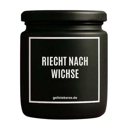 Duftkerze mit Spruch von geilstekerze ist der neue Geschenketrend. Diese witzige Kerze Vegane Bio-Kerze mit Spruch – RIECHT NACH WICHSE brennt mega lange sagenhafte 80 Stunde, hochwertige ätherische Öle schaffen beste Duftverteilung. Mit 1400 lustigen Sprüchen perfekt zum Verschenken. Handgemacht in Deutschland von geilstekerze.de -Die beste Duftkerze die du kaufen kannst.