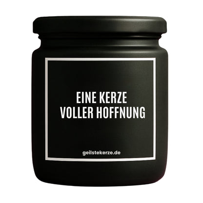 Erste von künstlicher Intelligenz kreierte Vegane Bio-Kerze mit Spruch – EINE KERZE VOLLER HOFFNUNG Mega lange Brenndauer von 80 Stunde, hochwertige ätherische Öle schaffen beste Duftverteilung. Mit 1400 lustigen Sprüchen perfekt zum Verschenken. Handgemacht in Deutschland von geilstekerze.de -Die beste Duftkerze die du kaufen kannst.
