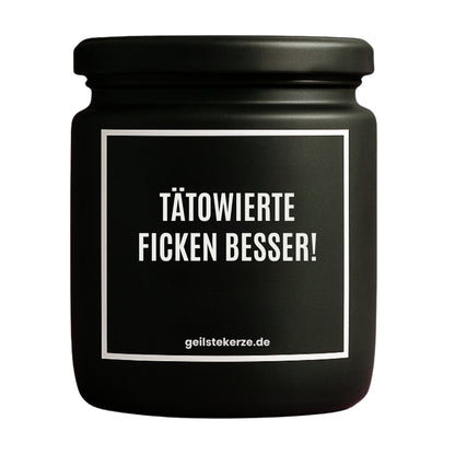 Erste von künstlicher Intelligenz kreierte Vegane Bio-Kerze mit Spruch – TÄTOWIERTE FICKEN BESSER Mega lange Brenndauer von 80 Stunde, hochwertige ätherische Öle schaffen beste Duftverteilung. Mit 1400 lustigen Sprüchen perfekt zum Verschenken. Handgemacht in Deutschland von geilstekerze.de -Die beste Duftkerze die du kaufen kannst.