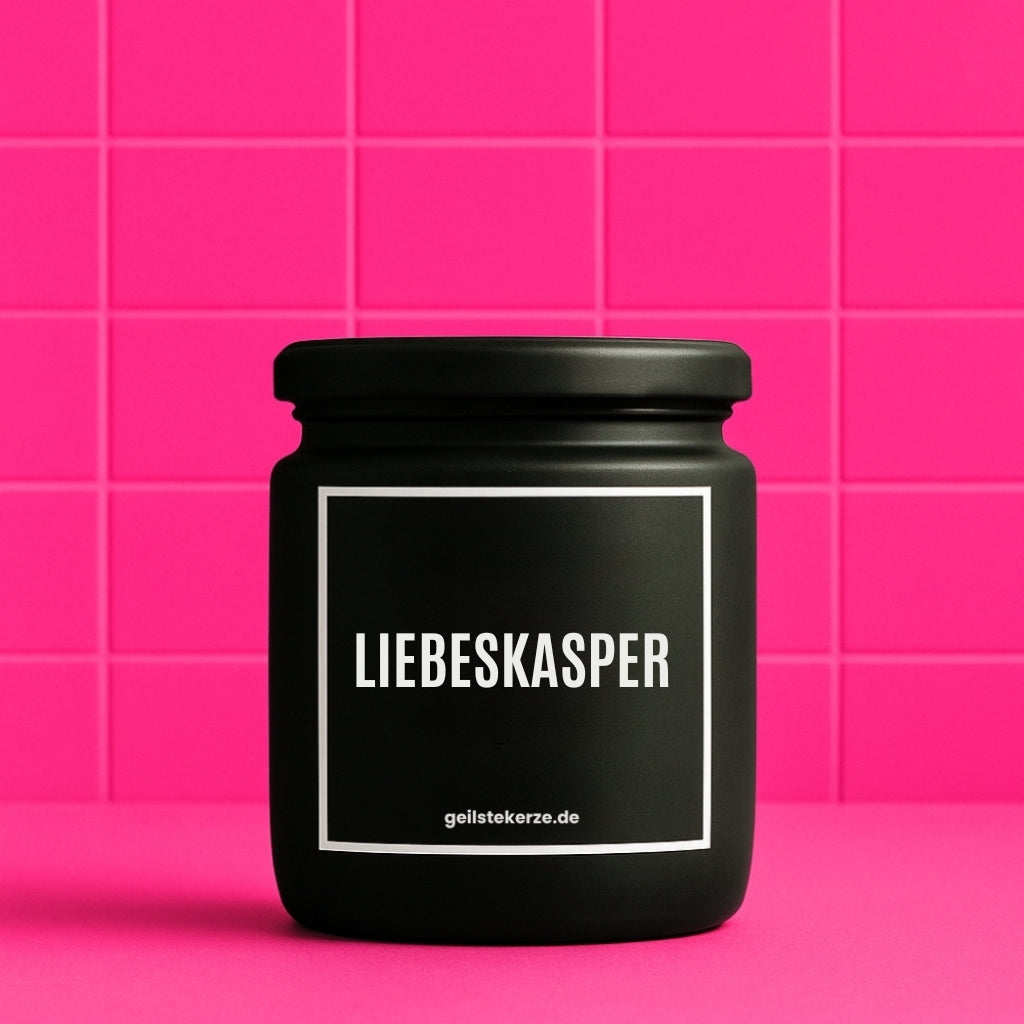 Erste von künstlicher Intelligenz kreierte Vegane Bio-Kerze mit Spruch – LIEBESKASPER Mega lange Brenndauer von 80 Stunde, hochwertige ätherische Öle schaffen beste Duftverteilung. Mit 1400 lustigen Sprüchen perfekt zum Verschenken. Handgemacht in Deutschland von geilstekerze.de -Die beste Duftkerze die du kaufen kannst.