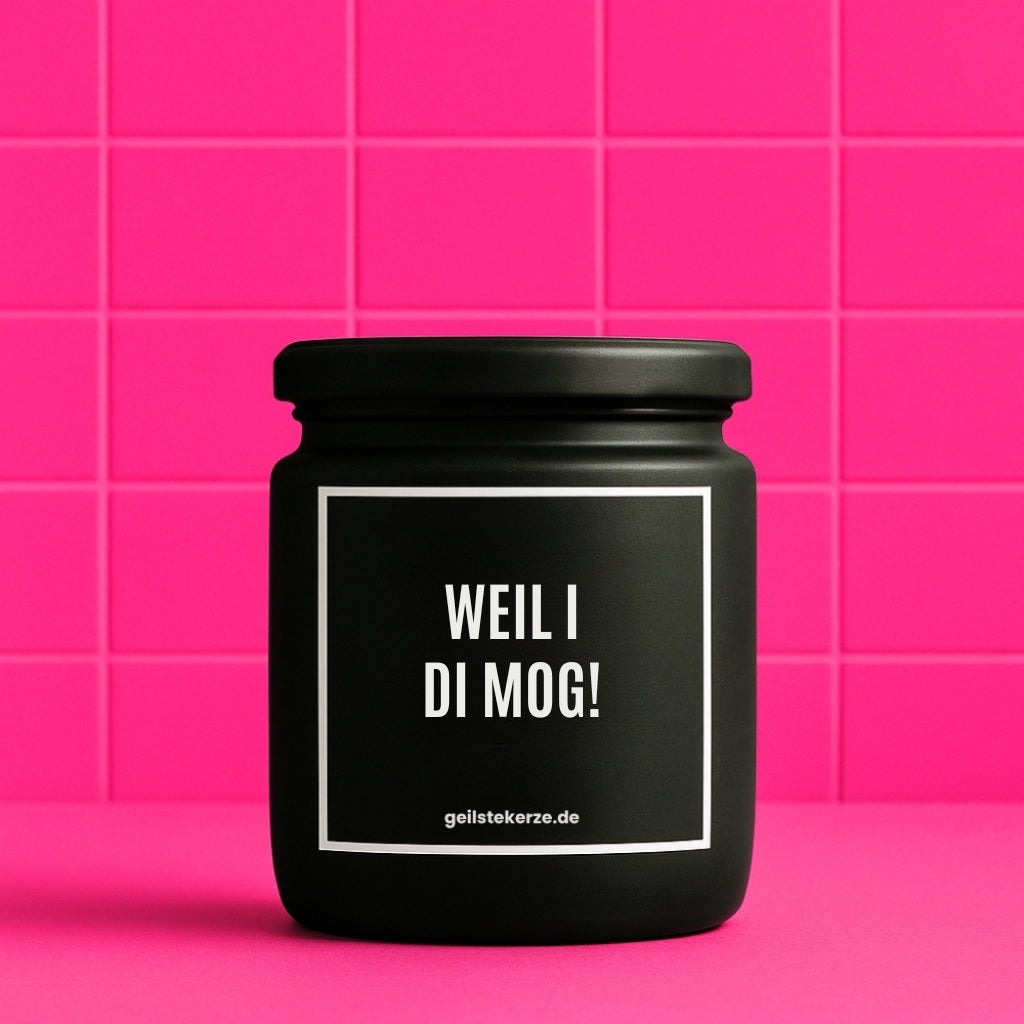 Duftkerze mit Spruch von geilstekerze ist der neue Geschenketrend. Diese witzige Kerze Vegane Bio-Kerze mit Spruch – WEIL I DI MOG! brennt mega lange sagenhafte 80 Stunde, hochwertige ätherische Öle schaffen beste Duftverteilung. Mit 1400 lustigen Sprüchen perfekt zum Verschenken. Handgemacht in Deutschland von geilstekerze.de -Die beste Duftkerze die du kaufen kannst.