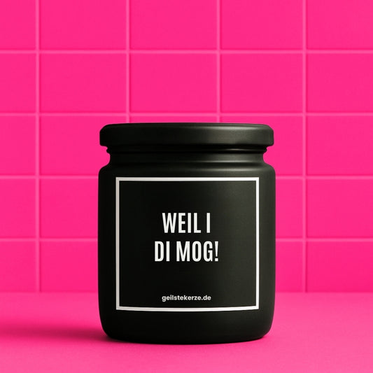 Duftkerze mit Spruch von geilstekerze ist der neue Geschenketrend. Diese witzige Kerze Vegane Bio-Kerze mit Spruch – WEIL I DI MOG! brennt mega lange sagenhafte 80 Stunde, hochwertige ätherische Öle schaffen beste Duftverteilung. Mit 1400 lustigen Sprüchen perfekt zum Verschenken. Handgemacht in Deutschland von geilstekerze.de -Die beste Duftkerze die du kaufen kannst.