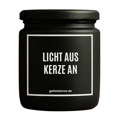 Erste von künstlicher Intelligenz kreierte Vegane Bio-Kerze mit Spruch – LICHT AUS KERZE AN Mega lange Brenndauer von 80 Stunde, hochwertige ätherische Öle schaffen beste Duftverteilung. Mit 1400 lustigen Sprüchen perfekt zum Verschenken. Handgemacht in Deutschland von geilstekerze.de -Die beste Duftkerze die du kaufen kannst.