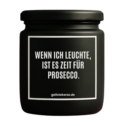 Erste von künstlicher Intelligenz kreierte Vegane Bio-Kerze mit Spruch – WENN ICH LEUCHTE IST ES ZEIT FÜR PROSECCO. Mega lange Brenndauer von 80 Stunde, hochwertige ätherische Öle schaffen beste Duftverteilung. Mit 1400 lustigen Sprüchen perfekt zum Verschenken. Handgemacht in Deutschland von geilstekerze.de -Die beste Duftkerze die du kaufen kannst.