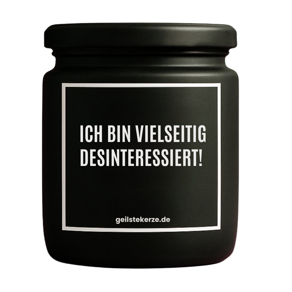 Erste von künstlicher Intelligenz kreierte Vegane Bio-Kerze mit Spruch – ICH BIN VIELSEITIG DESINTERESSIERT! Mega lange Brenndauer von 80 Stunde, hochwertige ätherische Öle schaffen beste Duftverteilung. Mit 1400 lustigen Sprüchen perfekt zum Verschenken. Handgemacht in Deutschland von geilstekerze.de -Die beste Duftkerze die du kaufen kannst.
