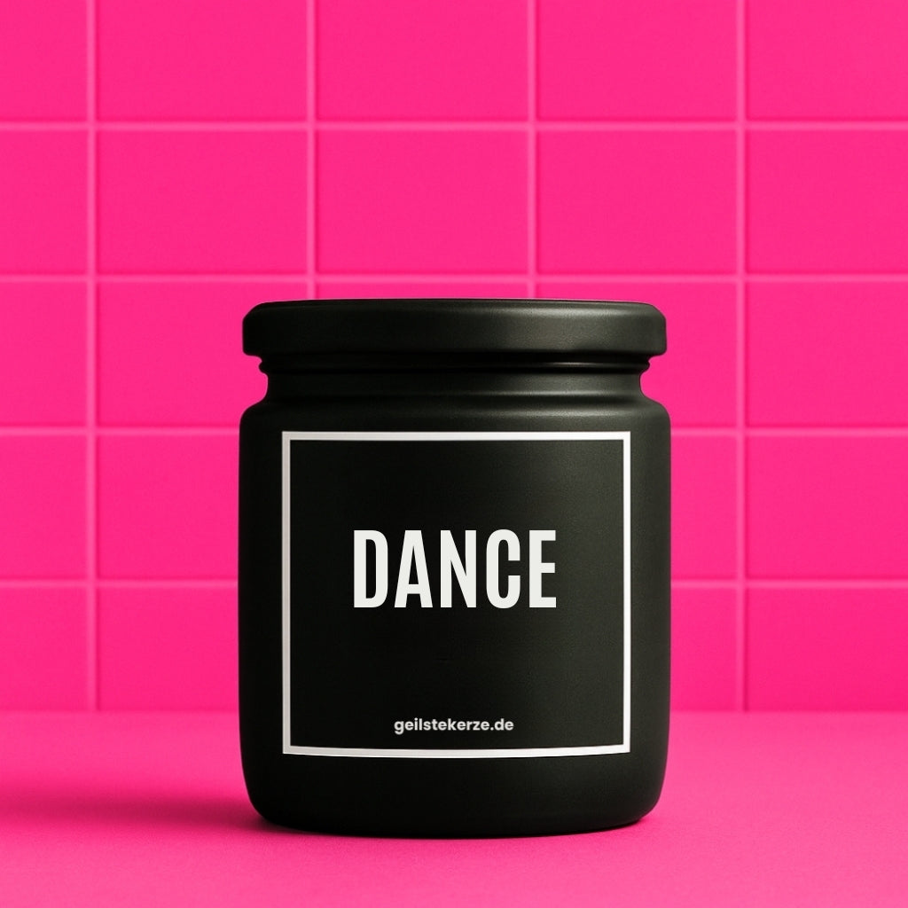 Duftkerze mit Spruch von geilstekerze ist der neue Geschenketrend. Diese witzige Kerze Vegane Bio-Kerze mit Spruch – Duftkerze I DANCE brennt mega lange sagenhafte 80 Stunde, hochwertige ätherische Öle schaffen beste Duftverteilung. Mit 1400 lustigen Sprüchen perfekt zum Verschenken. Handgemacht in Deutschland von geilstekerze.de -Die beste Duftkerze die du kaufen kannst.