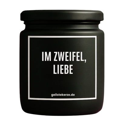 Erste von künstlicher Intelligenz kreierte Vegane Bio-Kerze mit Spruch – IM ZWEIFEL, LIEBE Mega lange Brenndauer von 80 Stunde, hochwertige ätherische Öle schaffen beste Duftverteilung. Mit 1400 lustigen Sprüchen perfekt zum Verschenken. Handgemacht in Deutschland von geilstekerze.de -Die beste Duftkerze die du kaufen kannst.