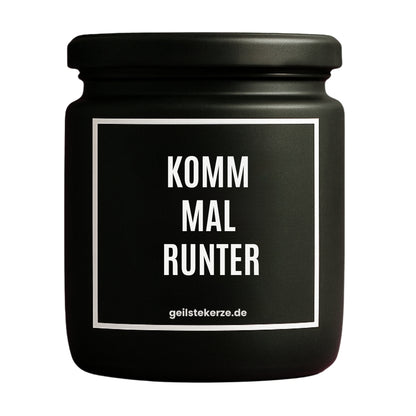 Erste von künstlicher Intelligenz kreierte Vegane Bio-Kerze mit Spruch – KOMM MAL RUNTER Mega lange Brenndauer von 80 Stunde, hochwertige ätherische Öle schaffen beste Duftverteilung. Mit 1400 lustigen Sprüchen perfekt zum Verschenken. Handgemacht in Deutschland von geilstekerze.de -Die beste Duftkerze die du kaufen kannst.