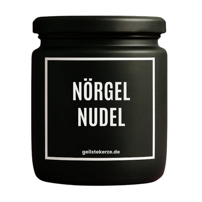 Erste von künstlicher Intelligenz kreierte Vegane Bio-Kerze mit Spruch – NÖRGELNUDEL Mega lange Brenndauer von 80 Stunde, hochwertige ätherische Öle schaffen beste Duftverteilung. Mit 1400 lustigen Sprüchen perfekt zum Verschenken. Handgemacht in Deutschland von geilstekerze.de -Die beste Duftkerze die du kaufen kannst.