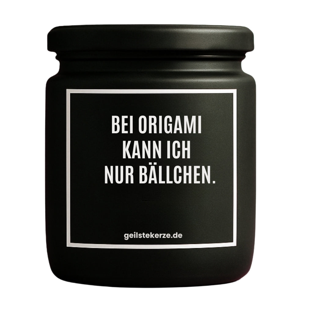 Erste von künstlicher Intelligenz kreierte Vegane Bio-Kerze mit Spruch – BEI ORIGAMI KANN ICH NUR BÄLLCHEN. Mega lange Brenndauer von 80 Stunde, hochwertige ätherische Öle schaffen beste Duftverteilung. Mit 1400 lustigen Sprüchen perfekt zum Verschenken. Handgemacht in Deutschland von geilstekerze.de -Die beste Duftkerze die du kaufen kannst.