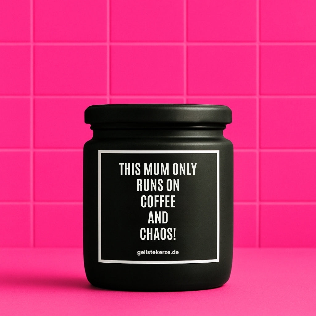 Erste von künstlicher Intelligenz kreierte Vegane Bio-Kerze mit Spruch – THIS MUM ONLY RUNS ON COFFEE AND CHAOS Mega lange Brenndauer von 80 Stunde, hochwertige ätherische Öle schaffen beste Duftverteilung. Mit 1400 lustigen Sprüchen perfekt zum Verschenken. Handgemacht in Deutschland von geilstekerze.de -Die beste Duftkerze die du kaufen kannst.