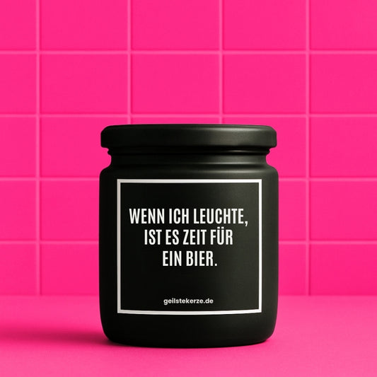 Erste von künstlicher Intelligenz kreierte Vegane Bio-Kerze mit Spruch – WENN ICH LEUCHTE IST ES ZEIT FÜR EIN BIER. Mega lange Brenndauer von 80 Stunde, hochwertige ätherische Öle schaffen beste Duftverteilung. Mit 1400 lustigen Sprüchen perfekt zum Verschenken. Handgemacht in Deutschland von geilstekerze.de -Die beste Duftkerze die du kaufen kannst.