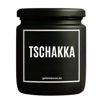 Duftkerze mit Spruch von geilstekerze ist der neue Geschenketrend. Diese witzige Kerze Vegane Bio-Kerze mit Spruch – TSCHAKKA brennt mega lange sagenhafte 80 Stunde, hochwertige ätherische Öle schaffen beste Duftverteilung. Mit 1400 lustigen Sprüchen perfekt zum Verschenken. Handgemacht in Deutschland von geilstekerze.de -Die beste Duftkerze die du kaufen kannst.