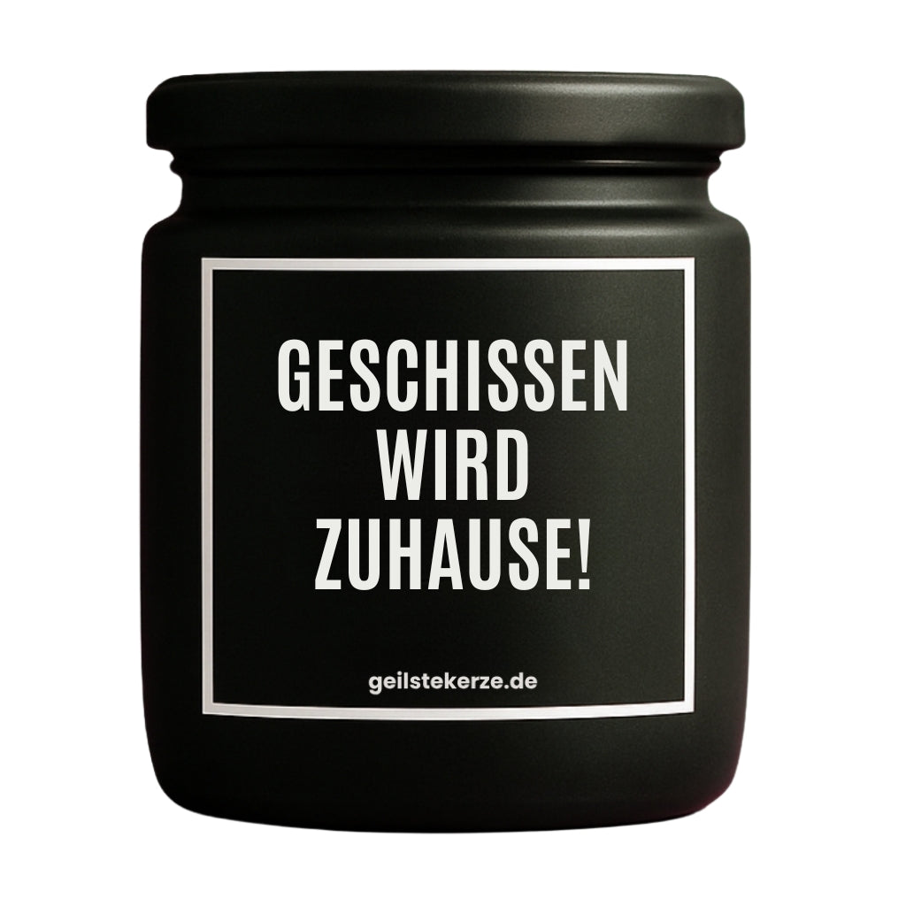Erste von künstlicher Intelligenz kreierte Vegane Bio-Kerze mit Spruch – GESCHISSEN WIRD ZUHAUSE Mega lange Brenndauer von 80 Stunde, hochwertige ätherische Öle schaffen beste Duftverteilung. Mit 1400 lustigen Sprüchen perfekt zum Verschenken. Handgemacht in Deutschland von geilstekerze.de -Die beste Duftkerze die du kaufen kannst.