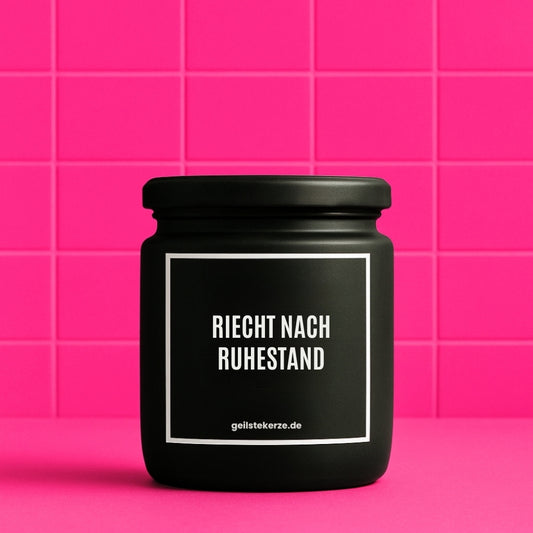 Erste von künstlicher Intelligenz kreierte Vegane Bio-Kerze mit Spruch – RIECHT NACH RUHESTAND Mega lange Brenndauer von 80 Stunde, hochwertige ätherische Öle schaffen beste Duftverteilung. Mit 1400 lustigen Sprüchen perfekt zum Verschenken. Handgemacht in Deutschland von geilstekerze.de -Die beste Duftkerze die du kaufen kannst.