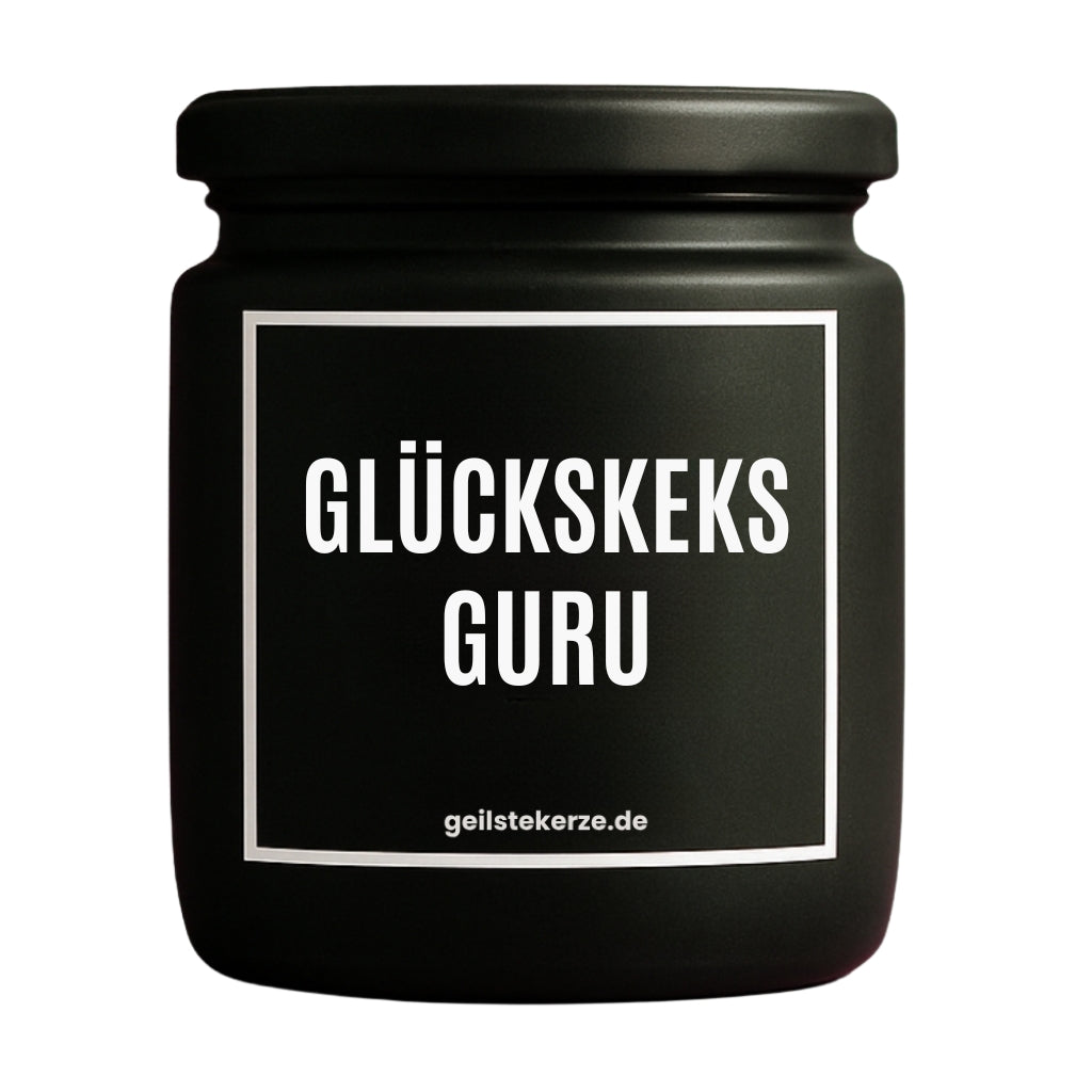 Erste von künstlicher Intelligenz kreierte Vegane Bio-Kerze mit Spruch – GLÜCKSKEKSGURU Mega lange Brenndauer von 80 Stunde, hochwertige ätherische Öle schaffen beste Duftverteilung. Mit 1400 lustigen Sprüchen perfekt zum Verschenken. Handgemacht in Deutschland von geilstekerze.de -Die beste Duftkerze die du kaufen kannst.