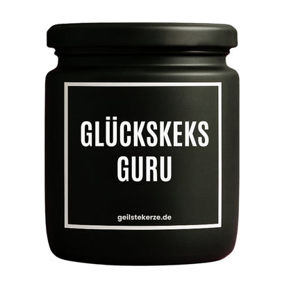 Erste von künstlicher Intelligenz kreierte Vegane Bio-Kerze mit Spruch – GLÜCKSKEKSGURU Mega lange Brenndauer von 80 Stunde, hochwertige ätherische Öle schaffen beste Duftverteilung. Mit 1400 lustigen Sprüchen perfekt zum Verschenken. Handgemacht in Deutschland von geilstekerze.de -Die beste Duftkerze die du kaufen kannst.