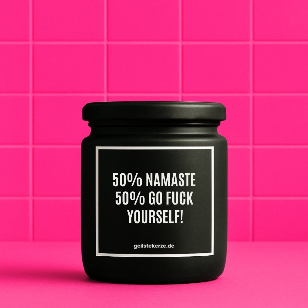 Erste von künstlicher Intelligenz kreierte Vegane Bio-Kerze mit Spruch – 50% NAMASTE 50% GO FUCK YOURSELF! Mega lange Brenndauer von 80 Stunde, hochwertige ätherische Öle schaffen beste Duftverteilung. Mit 1400 lustigen Sprüchen perfekt zum Verschenken. Handgemacht in Deutschland von geilstekerze.de -Die beste Duftkerze die du kaufen kannst.