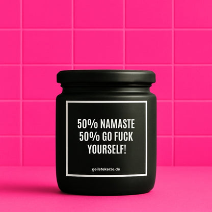 Erste von künstlicher Intelligenz kreierte Vegane Bio-Kerze mit Spruch – 50% NAMASTE 50% GO FUCK YOURSELF! Mega lange Brenndauer von 80 Stunde, hochwertige ätherische Öle schaffen beste Duftverteilung. Mit 1400 lustigen Sprüchen perfekt zum Verschenken. Handgemacht in Deutschland von geilstekerze.de -Die beste Duftkerze die du kaufen kannst.