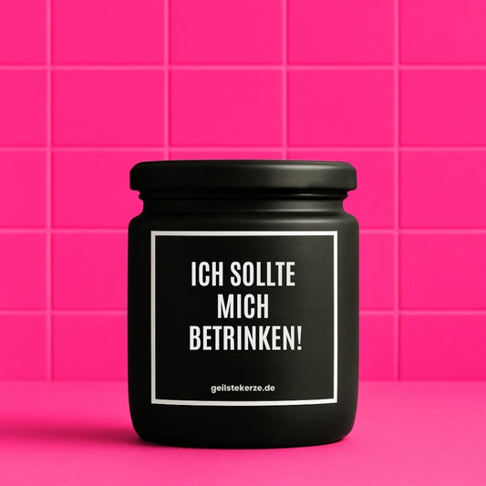 Erste von künstlicher Intelligenz kreierte Vegane Bio-Kerze mit Spruch – ICH SOLLTE MICH BETRINKEN! Mega lange Brenndauer von 80 Stunde, hochwertige ätherische Öle schaffen beste Duftverteilung. Mit 1400 lustigen Sprüchen perfekt zum Verschenken. Handgemacht in Deutschland von geilstekerze.de -Die beste Duftkerze die du kaufen kannst.